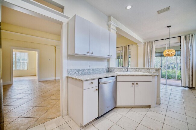 Building Photo - 2 Bedroom Plus Den/Office Home - Relaxing Pond View and Pet Friendly