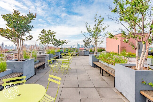 Building Photo - 21 Monitor St