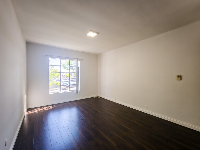 Building Photo - 215 N Kenwood St