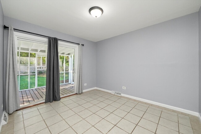 Building Photo - Updated Grayslake Home with Sunroom and Fl...