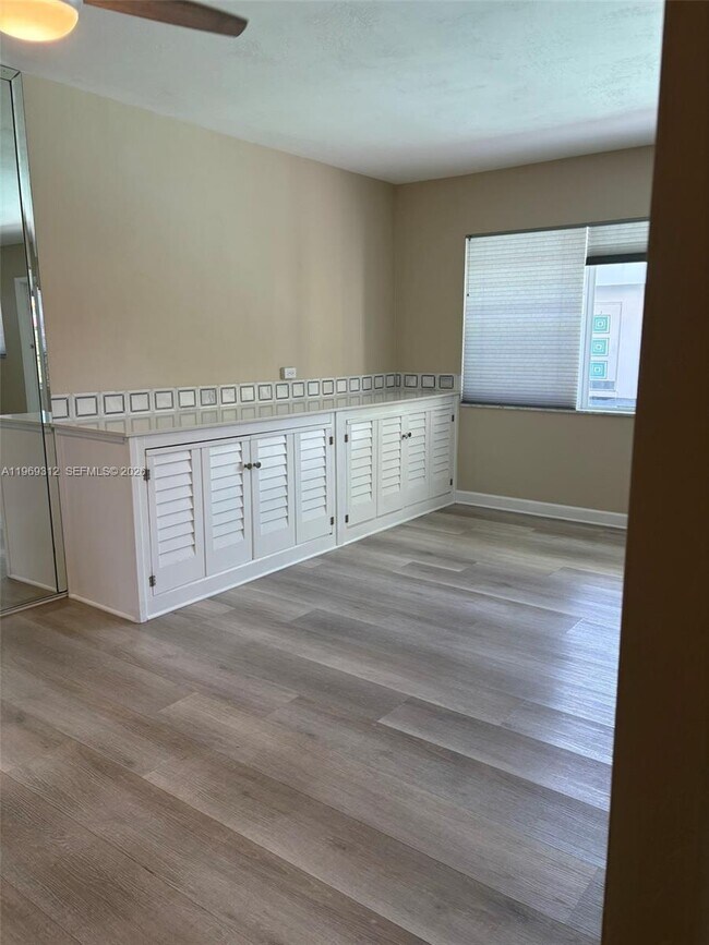 Building Photo - 1005 S 17th Ave