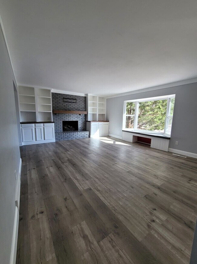 Building Photo - Gorgeous 4 Bedroom Home for Rent on Buckho...