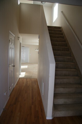 Building Photo - 3 Bedroom Duplex Near Downtown Available!