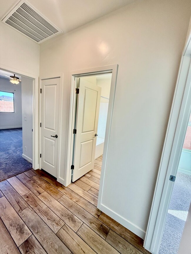 Building Photo - Beautiful Pet-Friendly 4-BR Home in Sunbrook Community