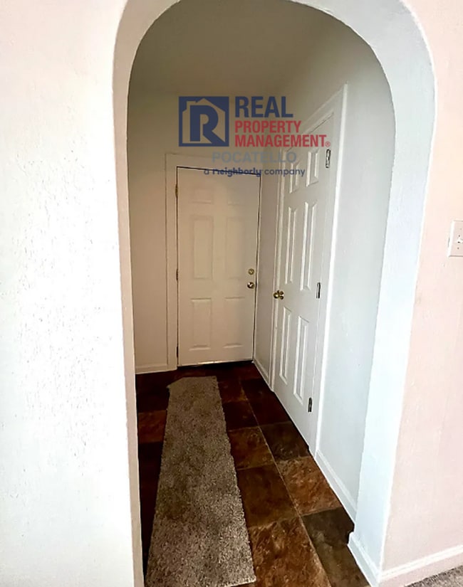 Building Photo - 3 bed 1 bath house - Near ISU