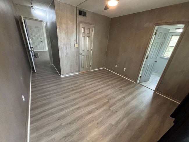 Building Photo - Beautiful 1/1 Just Minutes from Cascades Park!