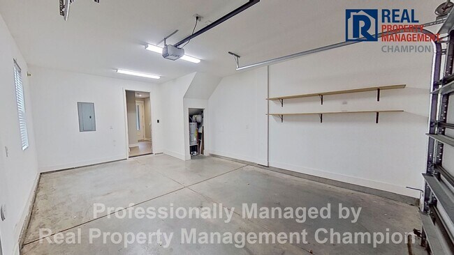 Building Photo - Bright & Open End Unit Townhome