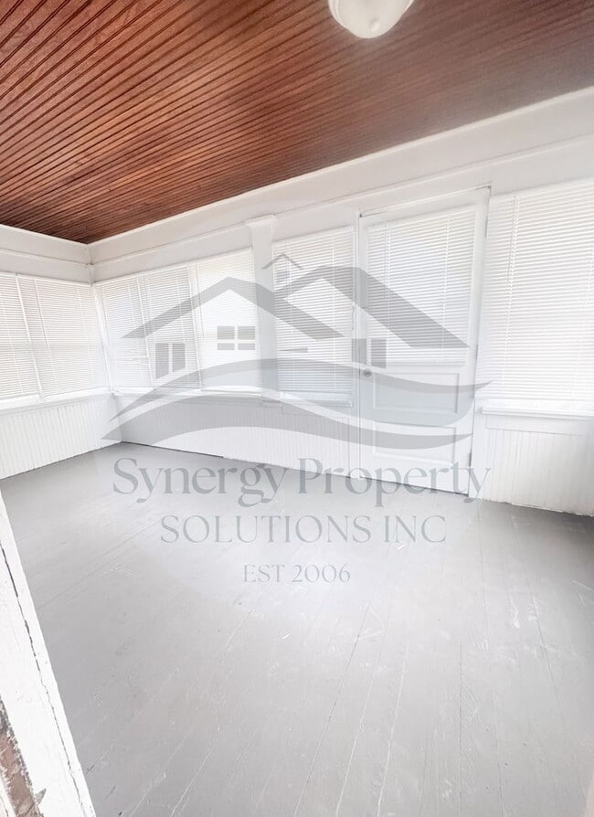 Building Photo - Crestline Home Available Now