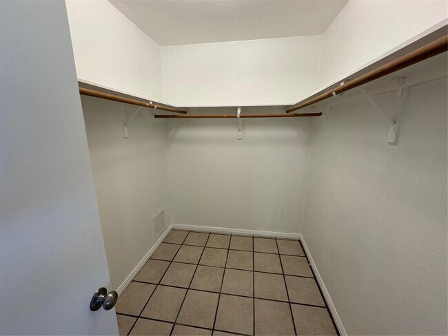 Building Photo - 2914 Whisper Oaks Ln