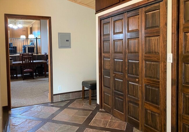 Building Photo - Spacious 1 bed 1 bath Hamilton home with 1 car garage.