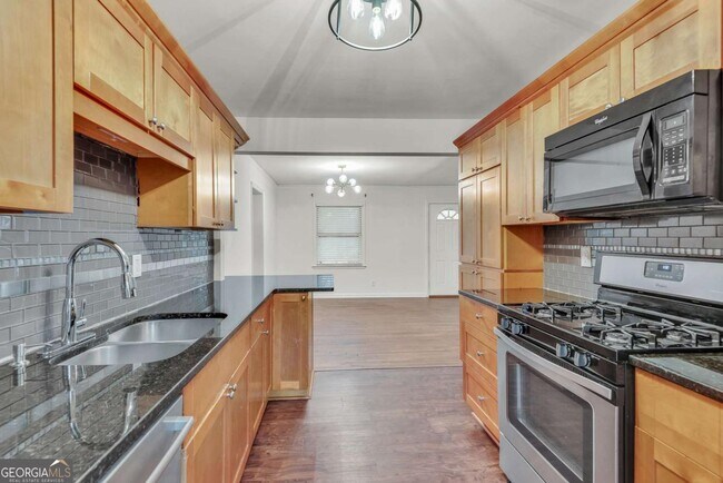 Building Photo - 2015 E Camellia Dr