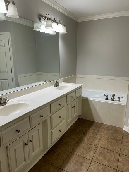 Building Photo - 267 Creek View Dr