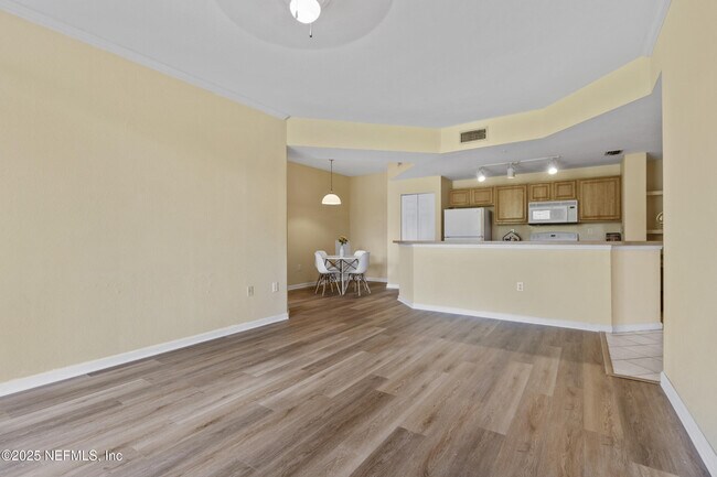 Building Photo - 410 S Villa San Marco Dr