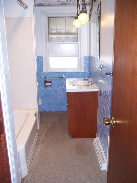 Bathroom - 1909 Baltimore Pike