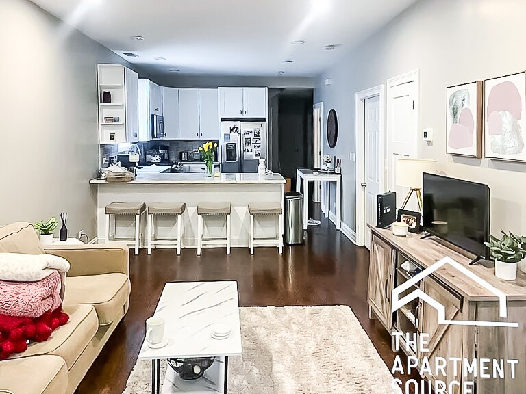 Building Photo - 2732 N Wilton Ave