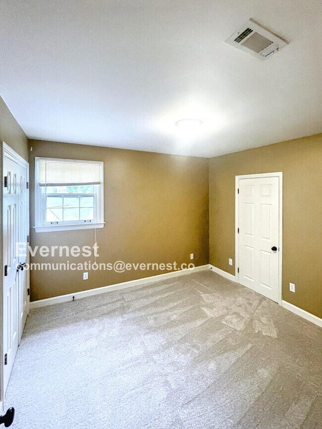 Building Photo - 703 Shady Glen Ct