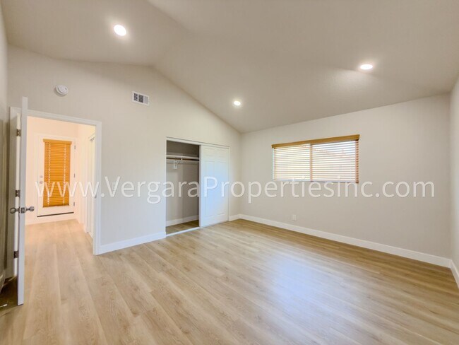 Building Photo - 1136 Gian Dr