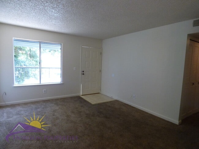 Building Photo - Condo in South Natomas, 2 Bed 2 Bath 840 sqft