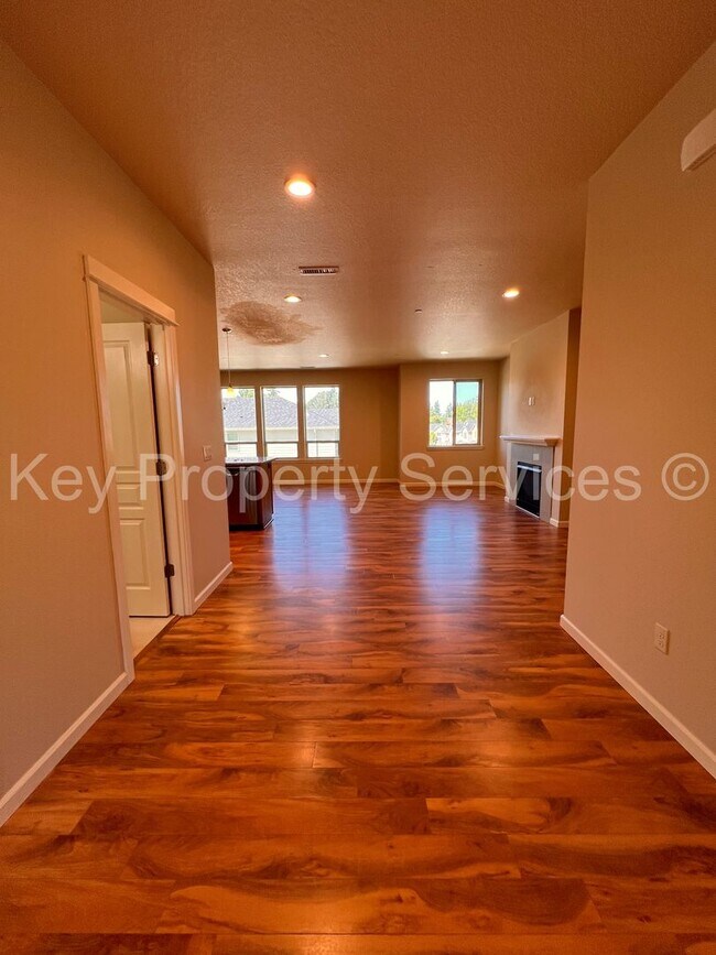 Building Photo - AVAILABLE NOW! Hazel Dell 5 Bedroom Close ...