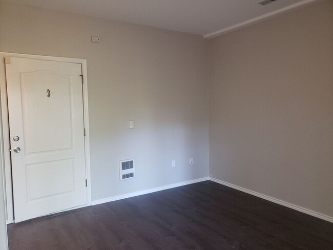 Building Photo - Large 3-bed Townhouse in Terwilliger South