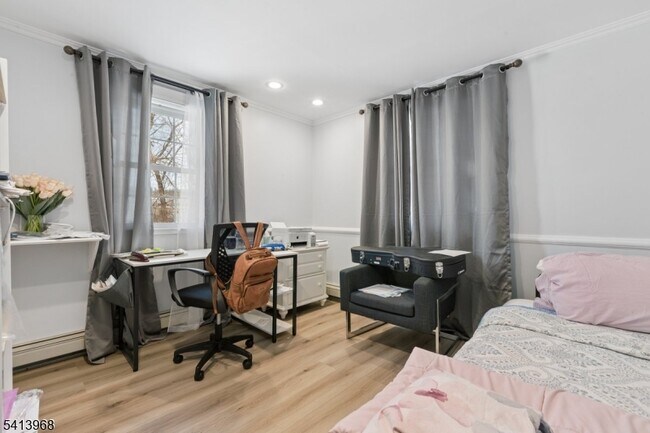 Building Photo - 11 Lewis Ln