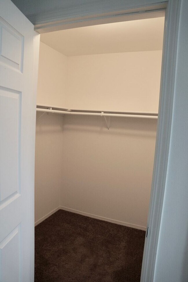 Building Photo - Great Arboretum location - lofted units - ...