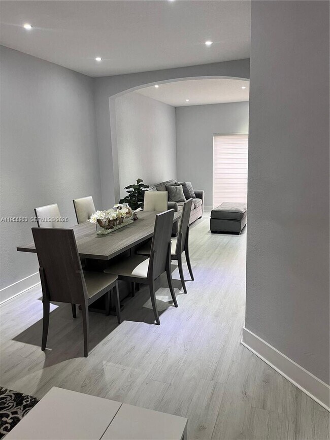 Building Photo - 4746 Lago Vista Dr