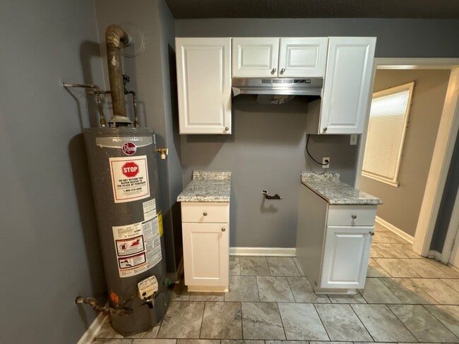 Building Photo - Newly Refreshed 1 bedroom 1 bathroom Duplex - Open To Section 8