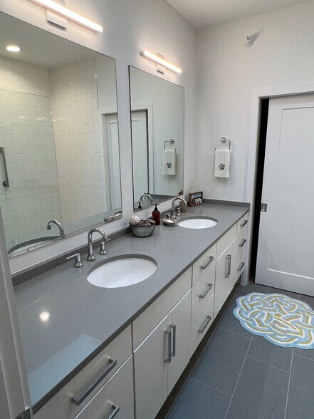 Building Photo - Room in Townhome on New Bern Ave