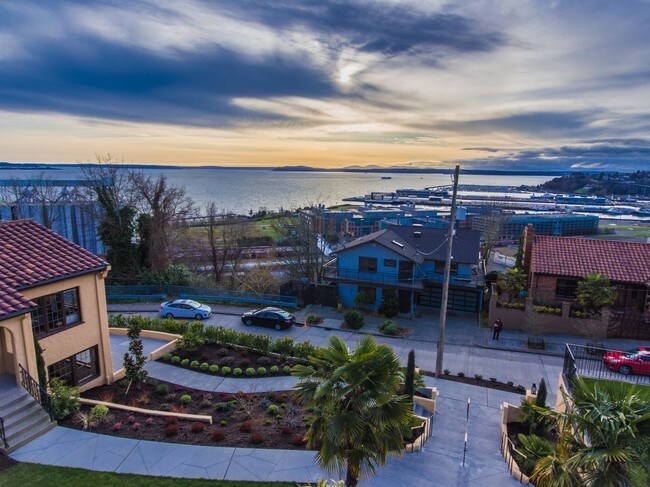 Building Photo - Villa Franca