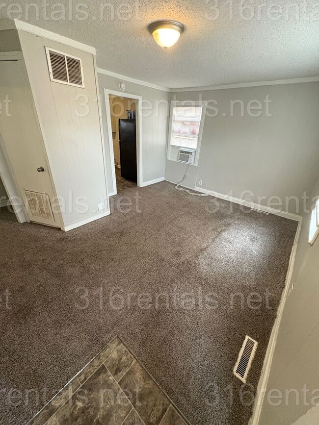 Building Photo - $685 - 2 bedroom / 1 bathroom - Single Family Home