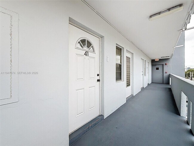 Building Photo - 1000 NE 14th Ave