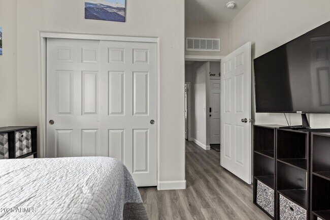 Building Photo - 11204 W Mobile Ln