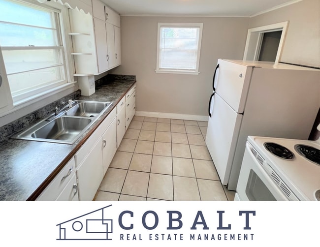 Primary Photo - Spacious 2Bdr, duplex Apt with Garage Half block west of KSU