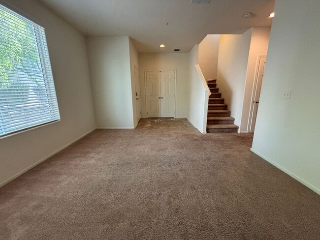 Building Photo - GUARD GATED 3 BED 2.5 BATH 2 CAR GARAGE TOWNHOUSE w/ 3 FLOORS