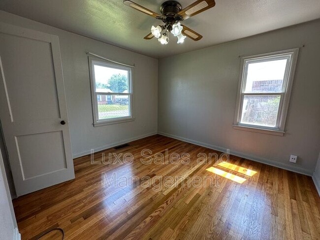 Building Photo - 206 E Myrtle Dr