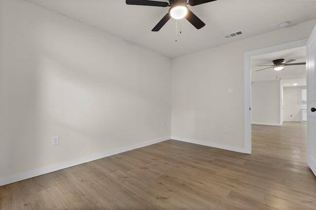 Building Photo - 2818 Holiday Dr