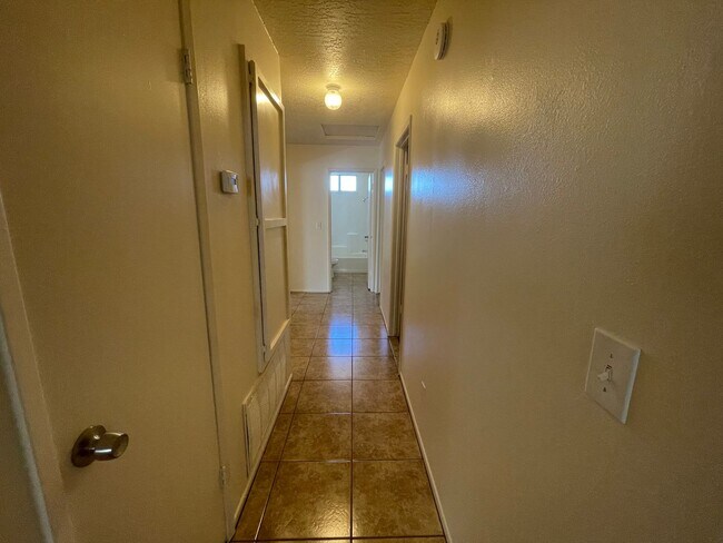 Building Photo - Hesperia-Refurbished- 3 Bedrooms, 2 Bathro...