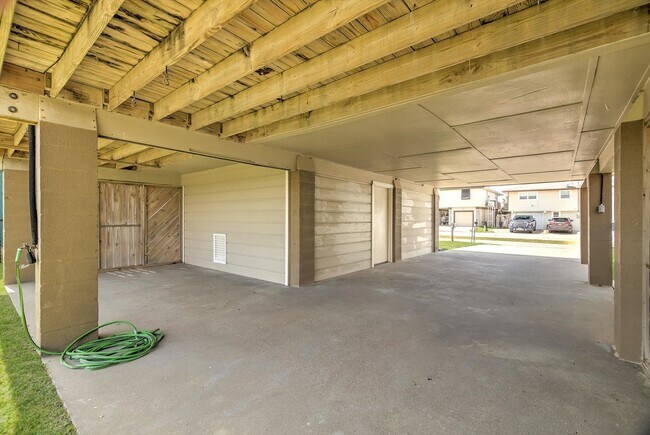 Building Photo - 505 Pompano St