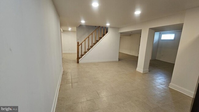 Building Photo - 328 Rees Dr