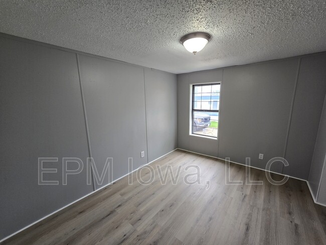 Building Photo - 700 W Ridgeway Ave