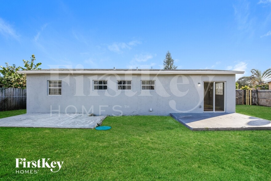 Building Photo - 1231 NE 214th St