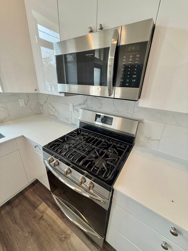 Building Photo - 8BR Ravenna Home Steps from UW – Ideal for Groups!