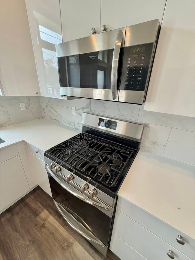 Building Photo - Spacious 8-Bedroom Ravenna Home Near UW & U Village – Perfect for Shared Living