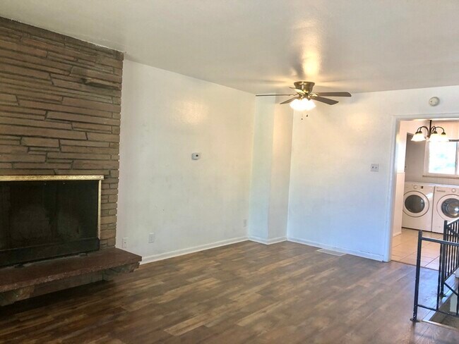 Building Photo - Stunning Duplex in Greeley