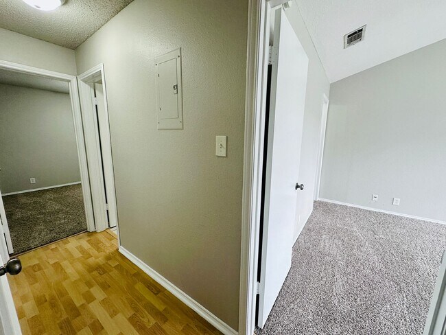 Building Photo - Charming 2BR/2BA Condo in South Congress -...