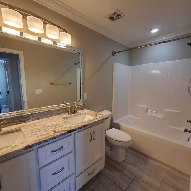 Building Photo - Spacious 4-Bedroom Home with Modern Featur...
