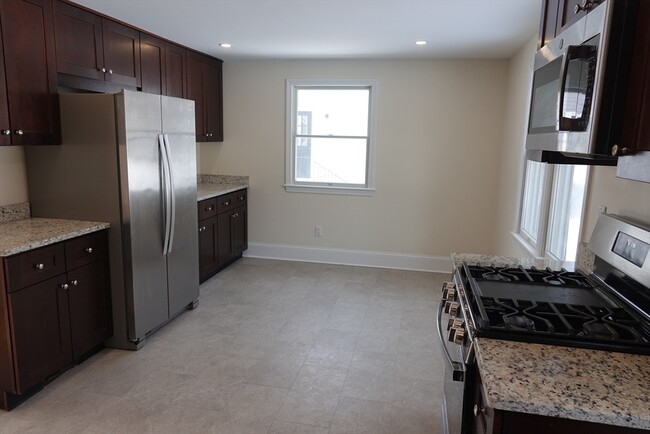 Building Photo - 6 Pondover Rd