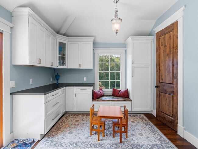 Building Photo - Stunning Oakton Retreat on a Sprawling 5-A...