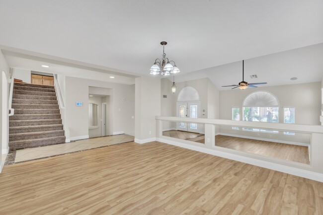 Building Photo - LUXORY 5 BEDROOM 3 1/2 BATH HOME LOCATED I...